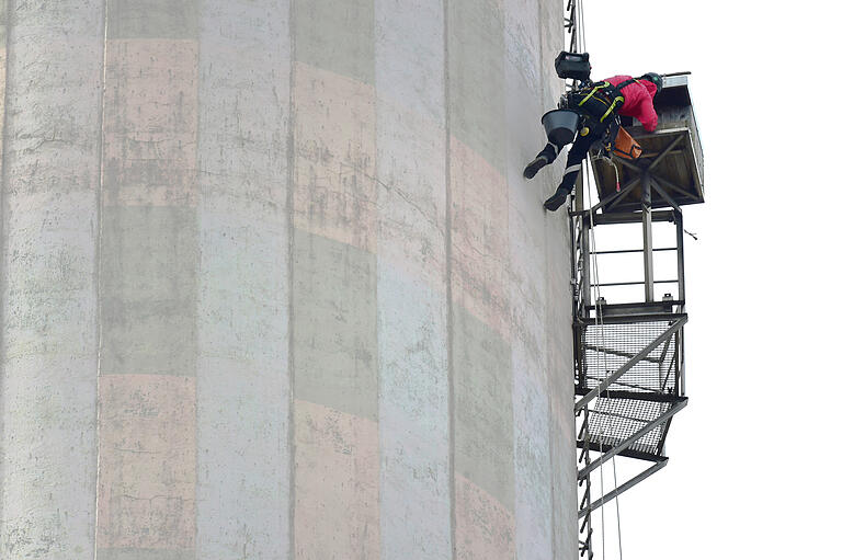 Großreinemachen bei den Falken: Ein Arbeiter reinigt den Falkenhorst. Großreinemachen bei den Falken: Ein Arbeiter reinigt den Falkenhorst.