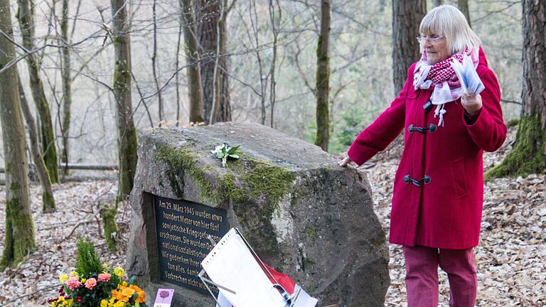 Der Gedenkstein wurde im Jahr 2015 von der ehemaligen Rieneckerin Elfriede Krutsch gestiftet und unweit der Stelle errichtet, an der die Kriegsgefangenen ermordet wurden. Der Gedenkstein wurde im Jahr 2015 von der ehemaligen Rieneckerin Elfriede Krutsch gestiftet und unweit der Stelle errichtet, an der die Kriegsgefangenen ermordet wurden.