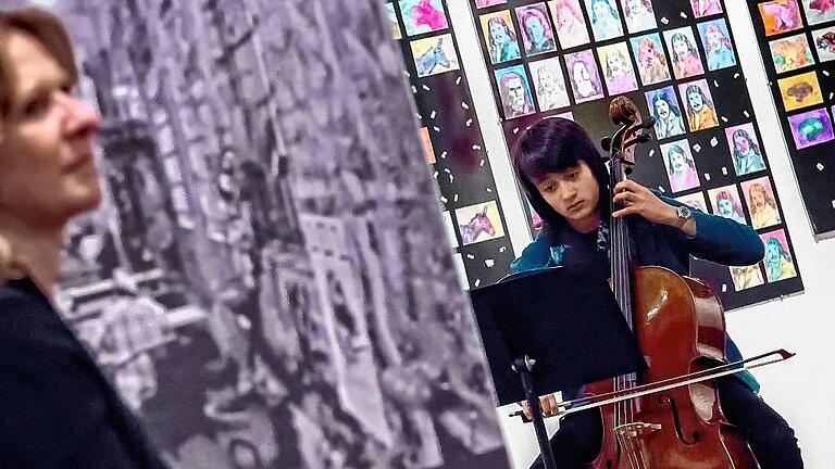 Finissage für das zweite Forum Junge Kunst, „Rückert – na und“, mit der Cellistin Cara Bettendorf vom Alexander-von-Humboldt-Gymnasium. Finissage für das zweite Forum Junge Kunst, „Rückert – na und“, mit der Cellistin Cara Bettendorf vom Alexander-von-Humboldt-Gymnasium.
