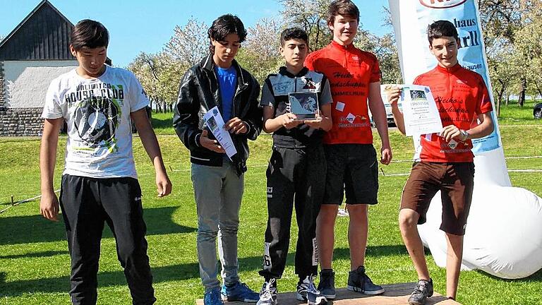 Mittel- und Realschüler aus Bad Brückenau fuhren außer Konkurrenz und haben Asylbewerber aus Syrien und aus dem Irak mit in ihre Mannschaft aufgenommen. Mittel- und Realschüler aus Bad Brückenau fuhren außer Konkurrenz und haben Asylbewerber aus Syrien und aus dem Irak mit in ihre Mannschaft aufgenommen.