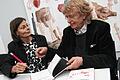 Nach der Lesung signierten Bettina van Haaren und Alfred Gulden ihr Buch.
