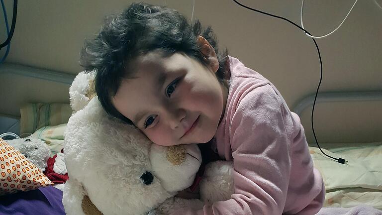 Die kleine Melina ist wieder auf der Kinderkrebsstation. Der Teddy spendet Trost. Die kleine Melina ist wieder auf der Kinderkrebsstation. Der Teddy spendet Trost.