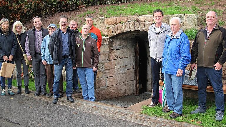 Mit viel ehrenamtlichem Engagement wurde der historische Felsenkeller in Rottenstein im Rahmen der Dorferneuerung saniert. Das Bild zeigt Bürgermeister Dieter Möhring (dritter von links), Gerald Kolb vom ALE (Fünfter von links), den Vorsitzenden der Dorfgemeinschaft Stefan Conrad (Siebter von links), sowie Vorstandsmitglieder der Teilnehmergemeinschaft Dorferneuerung und ehrenamtliche Helfer. Mit viel ehrenamtlichem Engagement wurde der historische Felsenkeller in Rottenstein im Rahmen der Dorferneuerung saniert. Das Bild zeigt Bürgermeister Dieter Möhring (dritter von links), Gerald Kolb vom ALE (Fünfter von links), den Vorsitzenden der Dorfgemeinschaft Stefan Conrad (Siebter von links), sowie Vorstandsmitglieder der Teilnehmergemeinschaft Dorferneuerung und ehrenamtliche Helfer.