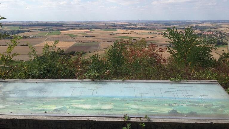 Das Panoramaschild von Seinsheim ist in die Jahre gekommen und wird nun erneuert. Das Panoramaschild von Seinsheim ist in die Jahre gekommen und wird nun erneuert.
