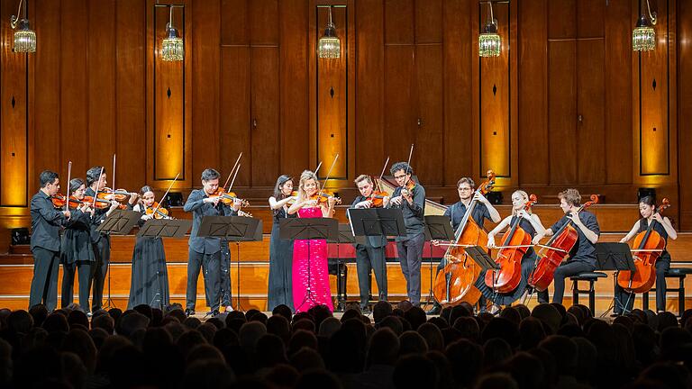 Gemeinsam atmen sie im gleichen Rhythmus:&nbsp;Anne-Sophie Mutter mit Mutter's Virtuosi im Max-Littmann-Saal des Bad Kissinger Regentenbaus.