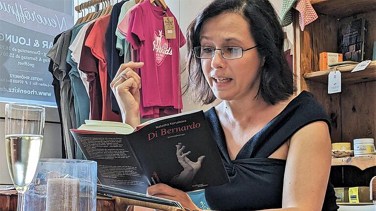 Schriftstellerin Natasha Korsakova stellt ihren neusten Roman vor. - Schriftstellerin Natasha Korsakova stellt ihren neusten Roman vor. Schriftstellerin Natasha Korsakova stellt ihren neusten Roman vor. - Schriftstellerin Natasha Korsakova stellt ihren neusten Roman vor.