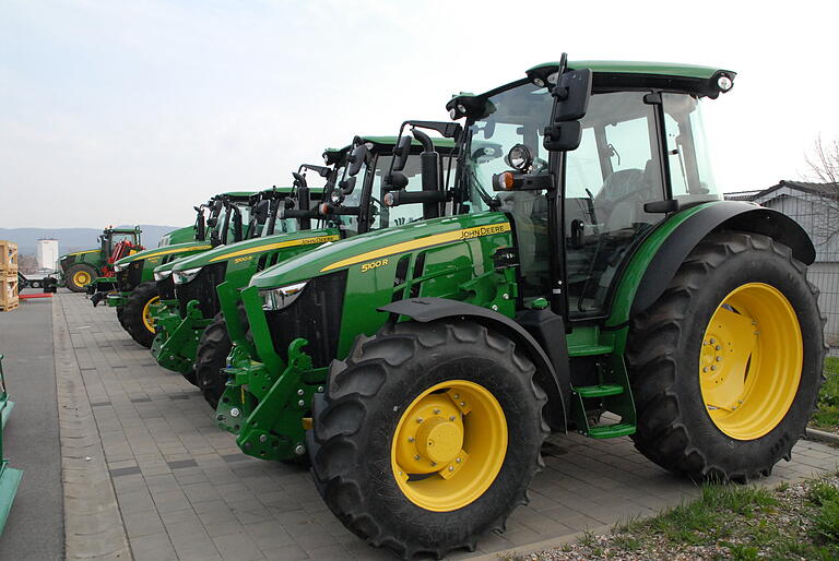 John-Deere-Traktoren wie diese (Archivbild) präsentierte Nicklas Landtechnik regelmäßig beim Hofheimer Frühlingsmarkt. Nun hat die Firma Kotschenreuther den Standort übernommen. John-Deere-Traktoren wie diese (Archivbild) präsentierte Nicklas Landtechnik regelmäßig beim Hofheimer Frühlingsmarkt. Nun hat die Firma Kotschenreuther den Standort übernommen.