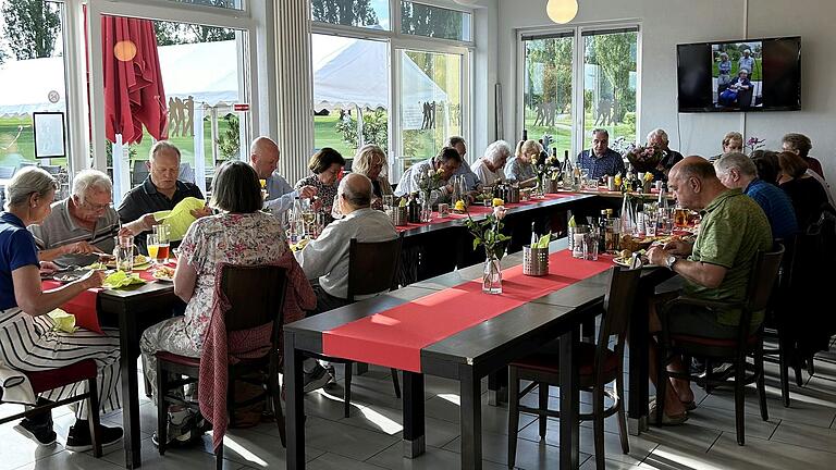 Blick ins Grüne: Das Bistro Hole 19 befindet sich hoch über den Dächern Kitzingens mit direktem Zugang zum Golfplatz und zur Natur.