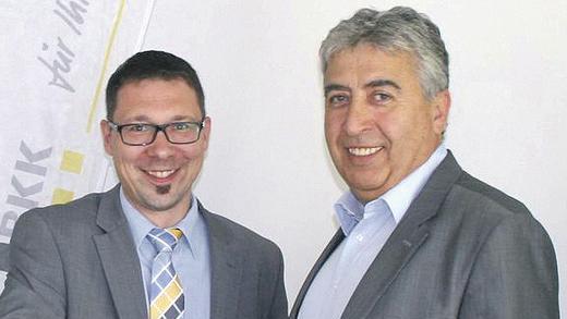 Dienstjubiläum: Muharrem Cinar (rechts) gratuliert Manfred Warmuth (links) zum 25-Jährigen. Dienstjubiläum: Muharrem Cinar (rechts) gratuliert Manfred Warmuth (links) zum 25-Jährigen.