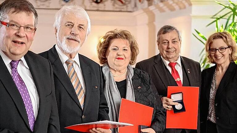 Verleihung der Helmut-Rothemund-Medaille an Linsenbreder, Koch und Wesselowsky       -  Höchste Auszeichnung der Bayern-SPD: Verleihung der Helmut-Rothemund-Medaille mit (von links) Landtagsabgeordnetem Volkmar Halbleib, den Geehrten Peter Wesselowsky, Eva-Maria Linsenbreder und Heinz Koch sowie Natascha Kohnen, Generalsekretärin der Bayern-SPD.