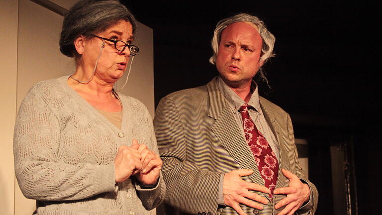 Frl. Vogel (Daniela Wenzel) und Herr Hoppe (Michael Schwemmer) wissen nicht, was sie von dem 'schwangeren' Mann denken sollen. Frl. Vogel (Daniela Wenzel) und Herr Hoppe (Michael Schwemmer) wissen nicht, was sie von dem 'schwangeren' Mann denken sollen.