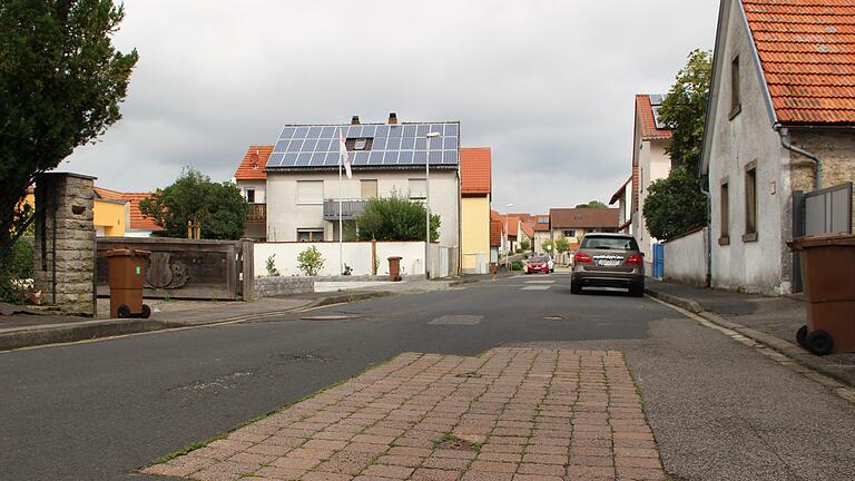 Nicht nur oberirdisch ist die Brunnenstraße in schlechtem Zustand. Unter der Fahrbahn macht vor allem die Kanalisation ernsthafte Probleme. Deshalb sollte nach Vorstellung des Gemeinderates im kommenden Jahr der Kanal- und Wasserleitungsbau starten.Heike Beudert       -  Nicht nur oberirdisch ist die Brunnenstraße in schlechtem Zustand. Unter der Fahrbahn macht vor allem die Kanalisation ernsthafte Probleme. Deshalb sollte nach Vorstellung des Gemeinderates im kommenden Jahr der Kanal- und Wasserleitungsbau starten.Heike Beudert