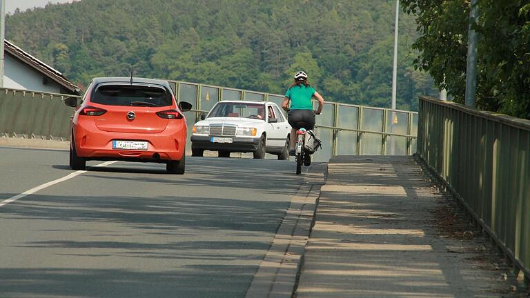 Nur Mutige fahren mit dem Rad von der Stadt aus auf der Fahrbahn die Südbrücke hinauf, was wie hier zu heiklen Situationen führen kann. Viele Radler weichen auf den Gehsteig aus.