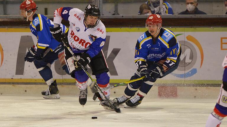 Sein Tor in der Overtime war entscheidend: Simon Franz (ESC Dorfen, links) erzielte gegen den ERV Schweinfurt um Kevin Marquardt (rechts) das 6:5 aus Dorfener Sicht.&nbsp;