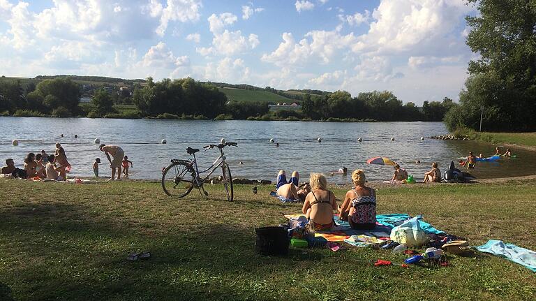 Hochsommer am Main: Die Badebucht in Marktbreit ist an Wochenenden sehr gut besucht. Der Main ist für viele eine Alternative zu den Schwimmbädern.