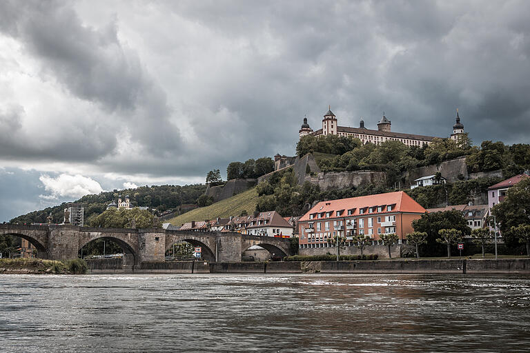 Die Reise endet in Würzburg: Über der Festung Marienberg brauen sich dunkle Wolken zusammen.