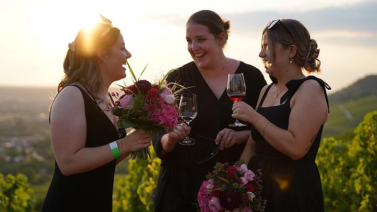 Theresa Galz (Thüngersheimer Weinprinzessin, Maria Geiger (Vorstand Weinbauverein), Charlotte Stephan (ehem. Weinprinzessin)