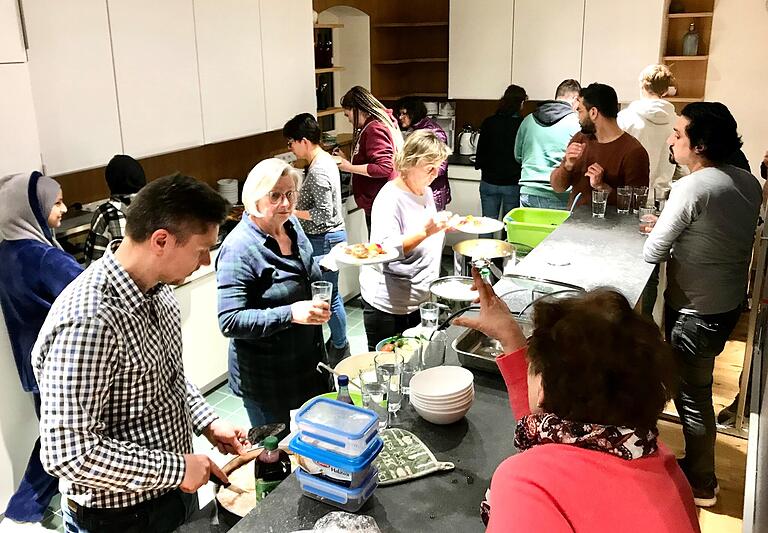 Gemeinsames Essen im Sinne von Völkerverständigung und Integration: Die Westheimer Syrier und Syrierinnen haben im Schwarzen Adler für sich und die Einheimischen gekocht.