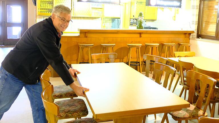 Arnd Ziegler, kommissarischer Vorsitzender des Schützenverein Oberbach, rückt im Schützenhaus die Tische für die außerordentliche Mitgliederversammlung&nbsp; zurecht.&nbsp;&nbsp;