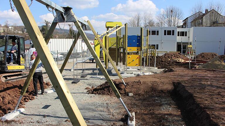 Der Spielplatz vor dem Container-Kindergarten 'Rhönstrolche' soll bis zum 4. April fertig sein. Hier investiert die Stadt. Foto: Julia Raab - Der Spielplatz vor dem Container-Kindergarten 'Rhönstrolche' soll bis zum 4. April fertig sein. Hier investiert die Stadt. Foto: Julia Raab Der Spielplatz vor dem Container-Kindergarten 'Rhönstrolche' soll bis zum 4. April fertig sein. Hier investiert die Stadt. Foto: Julia Raab - Der Spielplatz vor dem Container-Kindergarten 'Rhönstrolche' soll bis zum 4. April fertig sein. Hier investiert die Stadt. Foto: Julia Raab