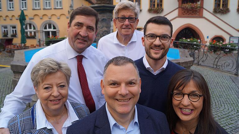 Die Volkacher CSU schlägt Heiko Bäuerlein als Bürgermeisterkandidaten vor. Oben v. l.: Hans-Jürgen Linke (Vorsitzender der CSU Gaibach), Bernd Rüdling (Vorsitzender CSU Fahr), Simon Rinke (Vorsitzender CSU Volkach). Unten v. l.: Gerlinde Martin (Vorsitzende CSU Obervolkach), der designierte Bürgermeisterkandidat Heiko Bäuerlein und MdL Barbara Becker (CSU-Kreisvorsitzende). Die Volkacher CSU schlägt Heiko Bäuerlein als Bürgermeisterkandidaten vor. Oben v. l.: Hans-Jürgen Linke (Vorsitzender der CSU Gaibach), Bernd Rüdling (Vorsitzender CSU Fahr), Simon Rinke (Vorsitzender CSU Volkach). Unten v. l.: Gerlinde Martin (Vorsitzende CSU Obervolkach), der designierte Bürgermeisterkandidat Heiko Bäuerlein und MdL Barbara Becker (CSU-Kreisvorsitzende).