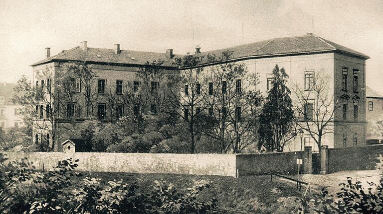 Um die Wende zum 20. Jahrhundert entstand dieses Foto des jüdischen Krankenhauses (links) und des Pfründnerhauses (rechts) in der Dürerstraße. Im Vordergrund verläuft in einer Senke die Eisenbahnstrecke Würzburg-Ansbach.