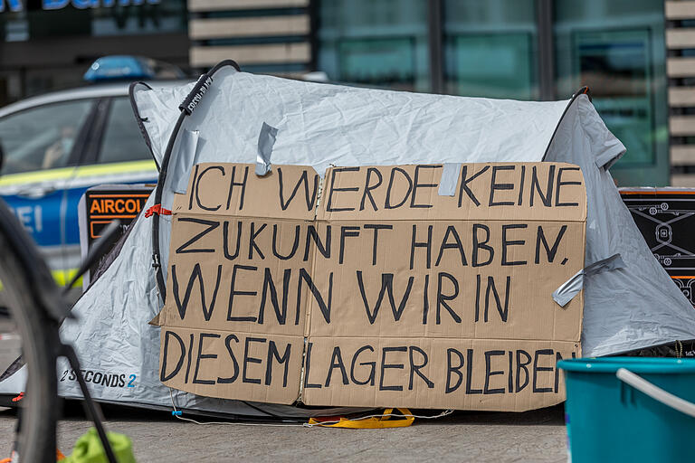 Mit Plakaten an ihren Zelten machen die Teilnehmer des Protestcamps auf die Zustände in den Flüchtlingslagern aufmerksam.&nbsp;