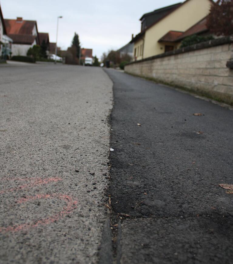 An dieser Stelle im Andreas-Seufert-Ring ist erkennbar, dass die neu asphaltierte Fläche (rechts im Bild) nicht ordentlich an die alte Fahrbahndecke (links) anschließt. Deshalb wird die Nahtstelle nochmals aufgeschnitten und heiß vergossen, teilt die verantwortliche Firma mit. Diese Methode sei besser, als ein Bitumenband einzubauen. An dieser Stelle im Andreas-Seufert-Ring ist erkennbar, dass die neu asphaltierte Fläche (rechts im Bild) nicht ordentlich an die alte Fahrbahndecke (links) anschließt. Deshalb wird die Nahtstelle nochmals aufgeschnitten und heiß vergossen, teilt die verantwortliche Firma mit. Diese Methode sei besser, als ein Bitumenband einzubauen.