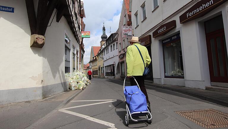 Nach seinem letzten Einkauf bei der Norma im Kitzinger Schwalbenhof läuft Jürgen Wolfarth durch die Obere Kirchgasse zurück zu seiner Wohnung mitten in der Kitzinger Altstadt.