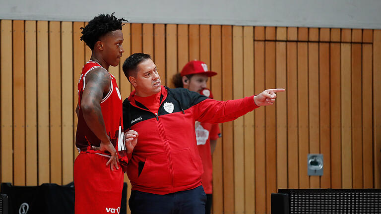 Baskets-Trainer Sasa Filipovski im Austausch mit C.J Bryce während des Testspiels zu Hause gegen Ulm.