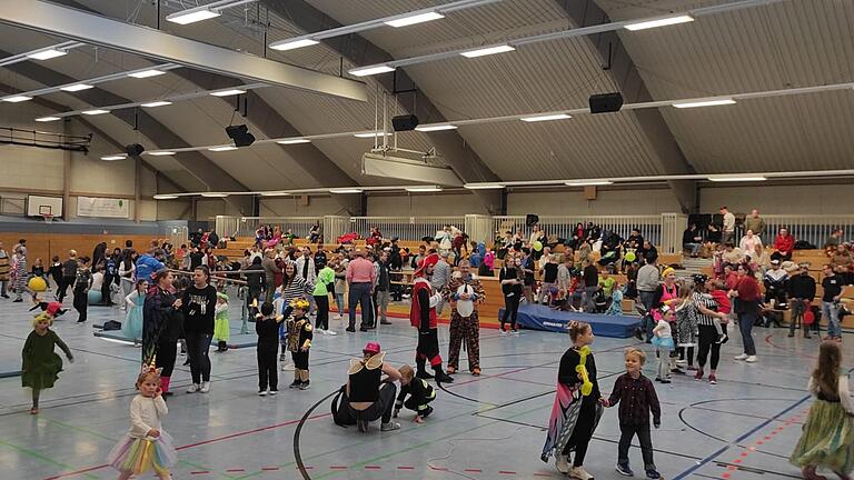 Buntes Treiben in der Ballsporthalle.