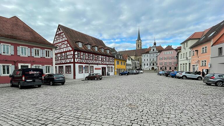 Deutlich mehr Autos als jetzt im Februar parken im September oder Oktober auf dem Iphöfer Marktplatz. Deutlich mehr Autos als jetzt im Februar parken im September oder Oktober auf dem Iphöfer Marktplatz.