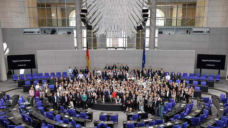 Jugend und Parlament 2024 - Jugendliche aus ganz Deutschland durften beim Planspiel 'Jugend und Parlament' die Rolle von Abgeordneten übernehmen, darunter auch Letizia Albert. Jugend und Parlament 2024 - Jugendliche aus ganz Deutschland durften beim Planspiel 'Jugend und Parlament' die Rolle von Abgeordneten übernehmen, darunter auch Letizia Albert.