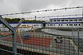 Ausreisegewahrsam am Flughafen Hamburg       -  Stacheldraht umgibt die Container des Ausreisegewahrsams am Hamburger Flughafen. (Archivbild)