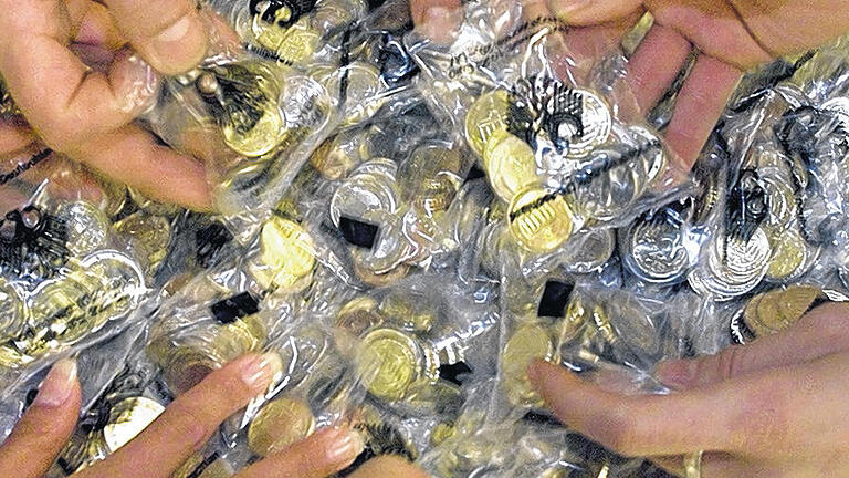 Euroeinführung 2002: Die Start-Päckchen mit Euromünzen waren begehrt.