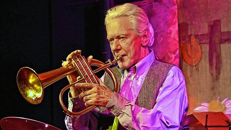 Der Trompeter, Flügelhornist und Komponist Ack van Rooyen war in der Reihe &bdquo;Jazz mal anders&ldquo; in Haßfurt zu Gast. Zusammen mit dem Trio Bernhard Pichl (Klavier), Rudi Engel (Bass) und Florian Kettler (Schlagzeug) faszinierte er das Publikum im ausverkauften Gewölbekeller der Stadthalle.