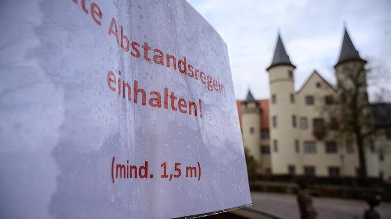 Ein Schild verweist auf die Coronaregeln in der Innenstadt in Lohr. Mit einem Inzidenzwert von 133 liegt der Landkreis Main-Spessart weit über dem bayerischen Schnitt von 97,45 (Stand: 19. März, Quelle: LGL). Ein Schild verweist auf die Coronaregeln in der Innenstadt in Lohr. Mit einem Inzidenzwert von 133 liegt der Landkreis Main-Spessart weit über dem bayerischen Schnitt von 97,45 (Stand: 19. März, Quelle: LGL).