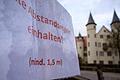 Ein Schild verweist auf die Coronaregeln in der Innenstadt in Lohr. Mit einem Inzidenzwert von 133 liegt der Landkreis Main-Spessart weit über dem bayerischen Schnitt von 97,45 (Stand: 19. März, Quelle: LGL).