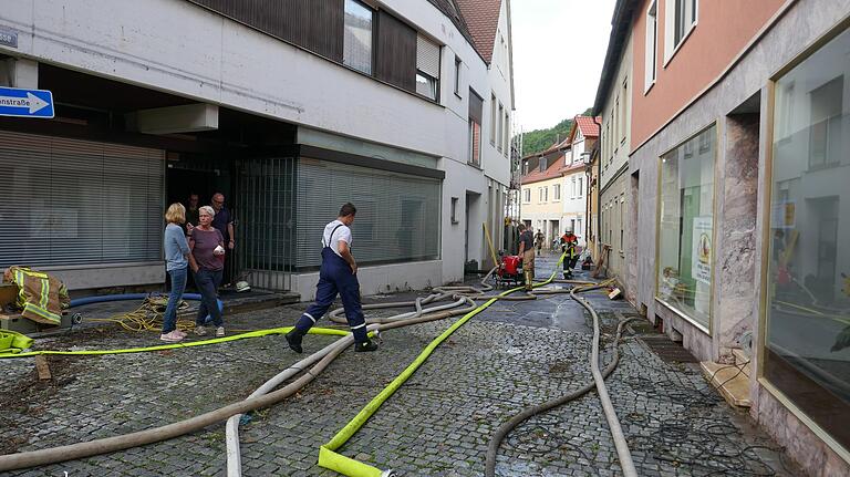 Kurzes, aber heftiges 'Gastspiel': Schon am Freitagabend hat sich das Hochwasser aus der Zeiler Altstadt zurückgezogen, Keller werden leer gepumpt, Aufräum- und Reinigungsarbeiten sind im Gange. Kurzes, aber heftiges 'Gastspiel': Schon am Freitagabend hat sich das Hochwasser aus der Zeiler Altstadt zurückgezogen, Keller werden leer gepumpt, Aufräum- und Reinigungsarbeiten sind im Gange. 