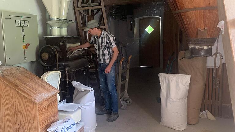 Michael Pfannes am Walzenwerk seiner Hagenmühle. Sie ist die letzte Mühle am Breitbach, die noch mit Wasserkraft aus Getreide Mehl mahlt. Michael Pfannes am Walzenwerk seiner Hagenmühle. Sie ist die letzte Mühle am Breitbach, die noch mit Wasserkraft aus Getreide Mehl mahlt.