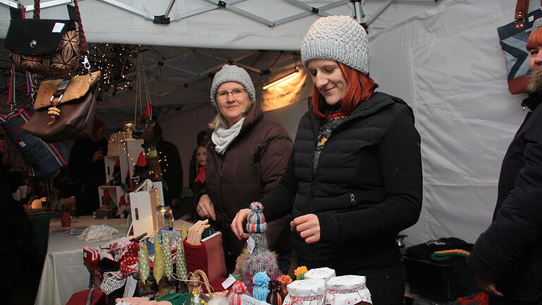 Am Wochenende vor dem ersten Advent fand in Gerolzhofen am Marktplatz und im Alten Rathaus das erste Weihnachtssammelsurium statt. Es wurden Weihnachtsartikel angeboten und es gab ein Rahmenprogramm mit Bastelangeboten für Kinder, Verpflegung und Livemusik am Abend.