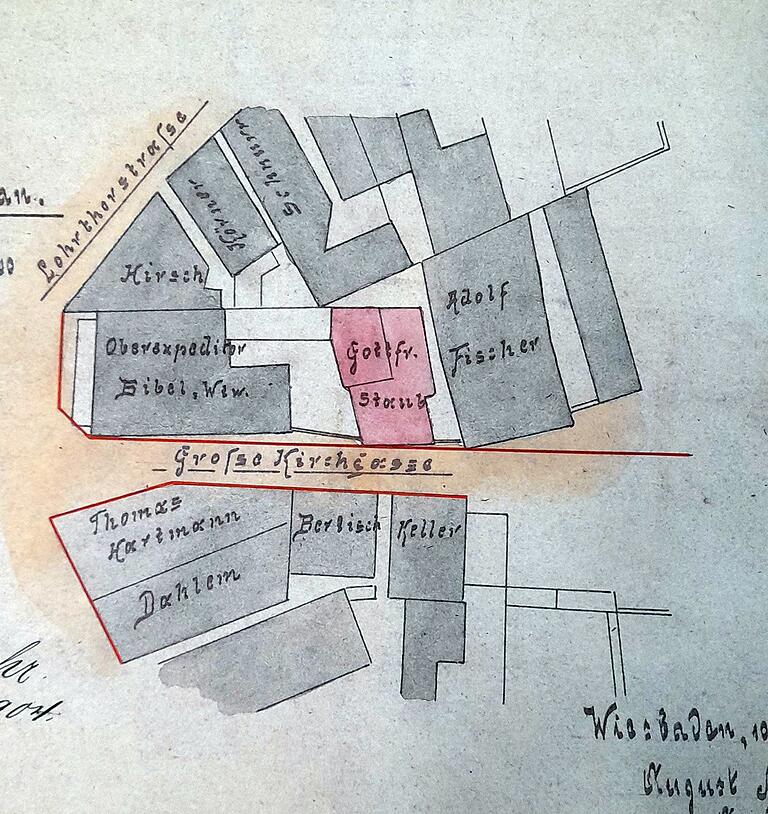 Auf dem Lageplan ist links vom Haus Fischer das Haus Staub (rot) zu sehen und rechts davon der schmale Längsbau. Auf dem Lageplan ist links vom Haus Fischer das Haus Staub (rot) zu sehen und rechts davon der schmale Längsbau.