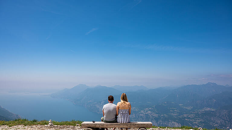 245071662.jpg       -  Nicht nur ein beeindruckendes Panorama hat der Monte Baldo zu bieten. Auf schwindelerregender Höhe gibt es zudem einen botanischen Garten, Wanderwege und beschauliche Dörfer.