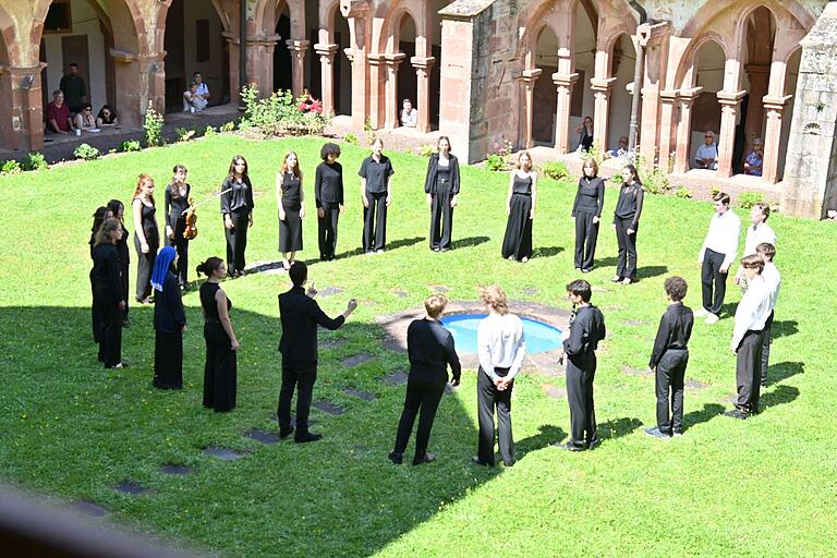 Mit 'Soundpainting' überraschte ein Chor aus jungen Kammermusikern und -musikerinnen die Zuhörer beim Wandelkonzert der Jeunesses Musicales im Innenhof von Kloster Bronnbach.