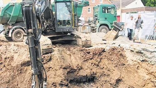 Da war Hektik angesagt: Auf der Baustelle Gesundheitszentrum wurde am Dienstagnachmittag ein dritter Tank gefunden, aus dem ein Wasser-Öl-Gemisch (im Bild) heraussprudelte.