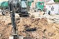 Da war Hektik angesagt: Auf der Baustelle Gesundheitszentrum wurde am Dienstagnachmittag ein dritter Tank gefunden, aus dem ein Wasser-Öl-Gemisch (im Bild) heraussprudelte.