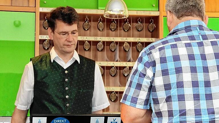 Hotelier Josef Deppisch an seiner Rezeption. Hotelier Josef Deppisch an seiner Rezeption.