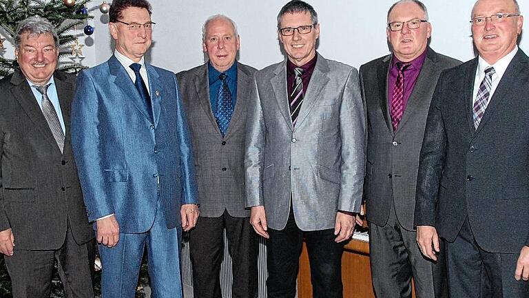 Die Geehrten beim Musikverein Retzstadt auf der Weihnachtsfeier waren (im Bild von links): Johannes Sitter (NBMB), Peter Wycisk, Hans Keupp, Josef Scheller, Armin Züchner sowie Herbert Züchner (Vorsitzender Musikverein).