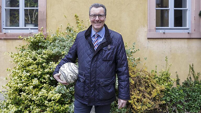 Bürgermeister Jürgen Götz freut sich auf die Livesendungen des ARD-Morgenmagazins zur Fußball-EM im Sommer aus Veitshöchheim. Fürs Foto hat er bereits einen Ball in die Hand genommen.