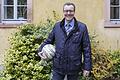 Bürgermeister Jürgen Götz freut sich auf die Livesendungen des ARD-Morgenmagazins zur Fußball-EM im Sommer aus Veitshöchheim. Fürs Foto hat er bereits einen Ball in die Hand genommen.